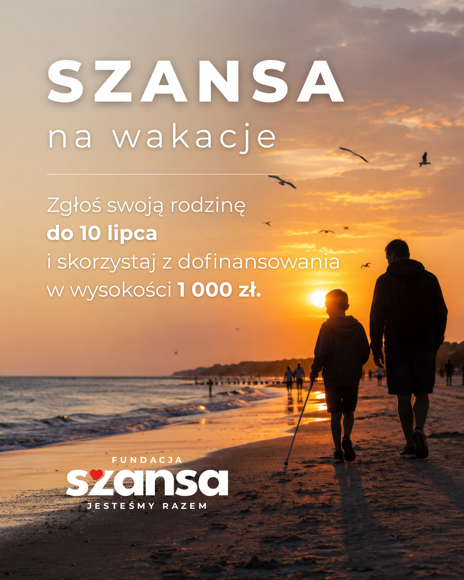 Grafika promująca program „Szansa na wakacje”. W tle zachód słońca nad morzem i plaża, po której idą dorosły z dzieckiem z białą laską. Tekst na grafice: „Zgłoś swoją rodzinę do 10 lipca i skorzystaj z dofinansowania w wysokości 1 000 zł”.