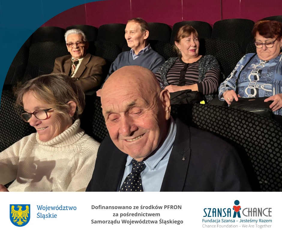 Osoby siedzące w teatrze. 