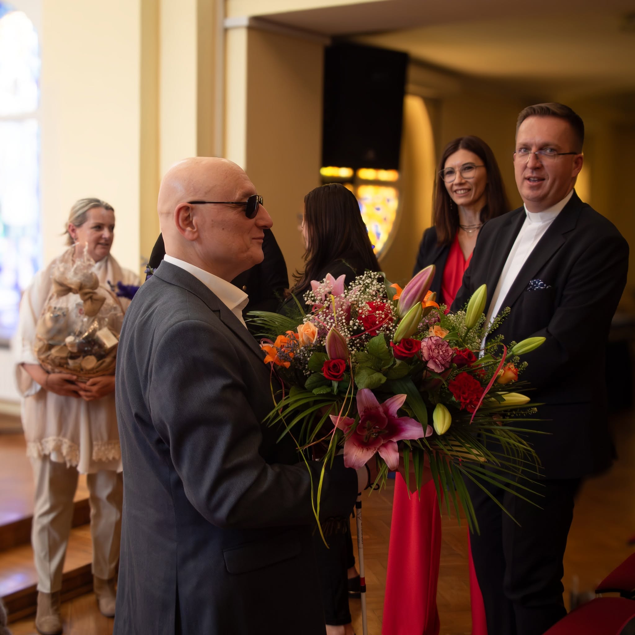 prezes Fundacji Marek Kalbarczyk podczas jubileuszowego spotkania otrzymuje kwiaty