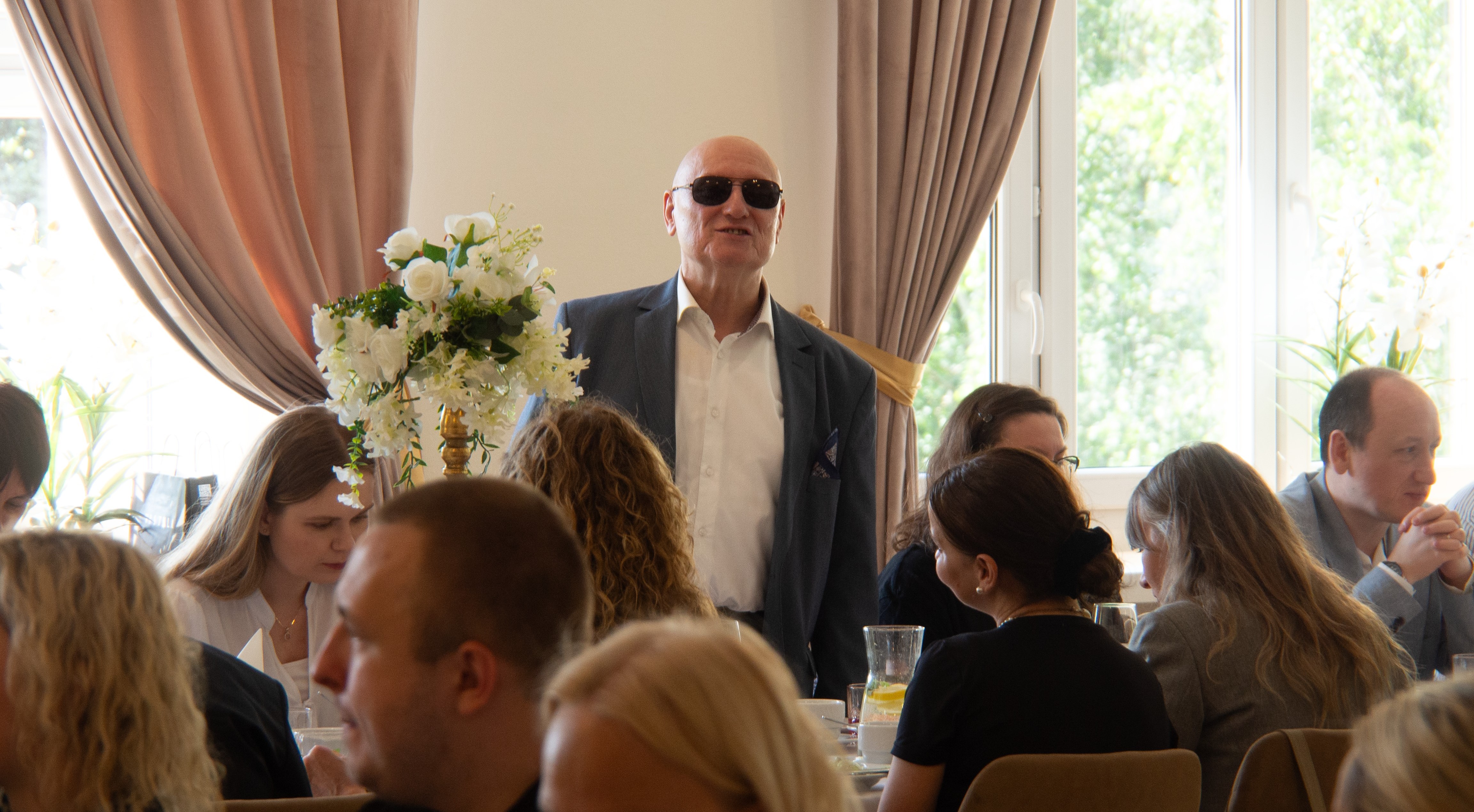prezes Fundacji wraz z uczestnikami spotkania jubileuszowego
