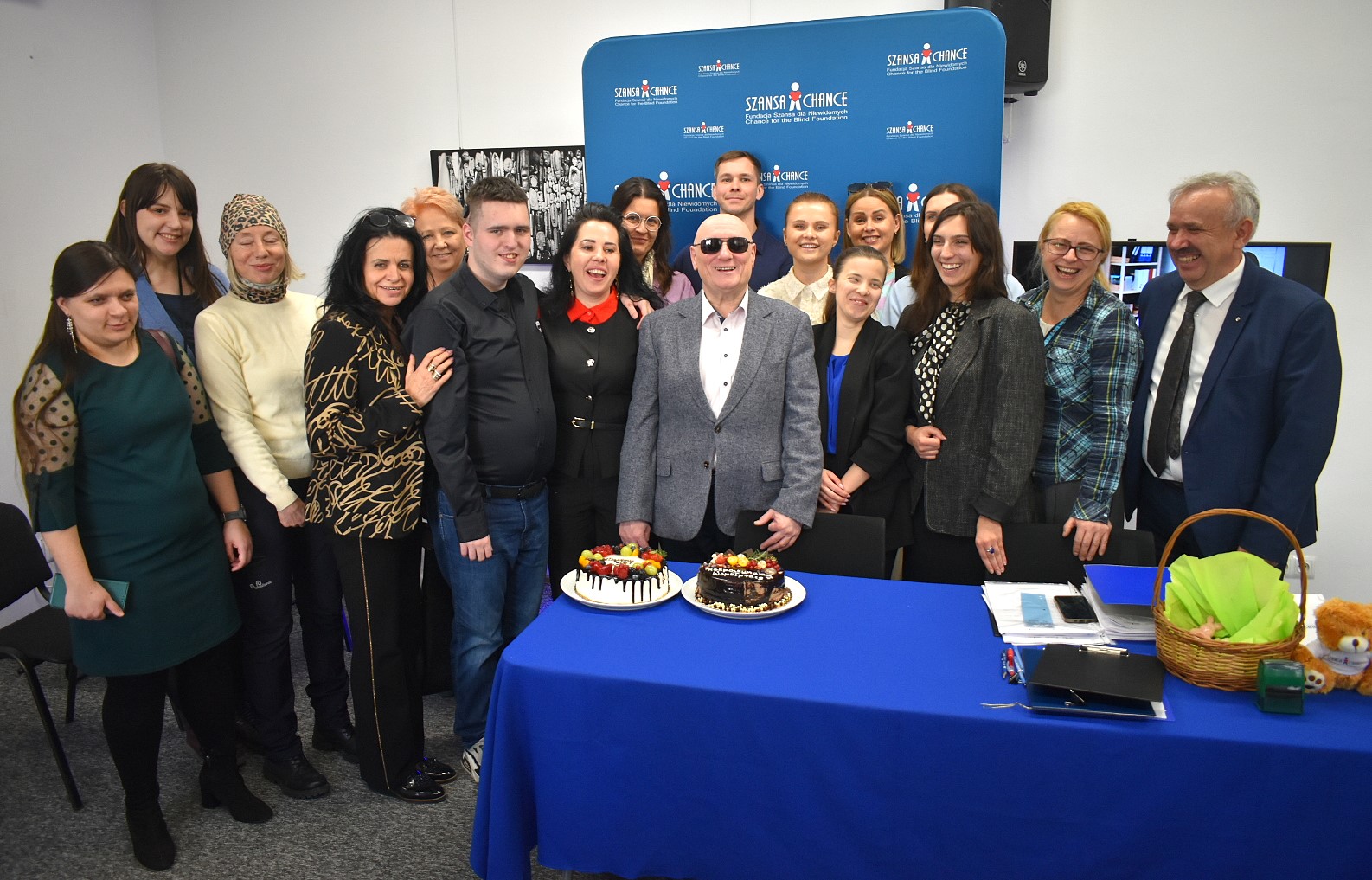zdjęcie grupowe przedstawicieli organizacji pozarządowych i Fundacji Szansa - Jesteśmy Razem